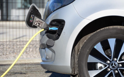 Logistics UK launches courses to close EV technician gap